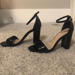 LE CHATEAU heels SIZE 6 women’s. worn twice